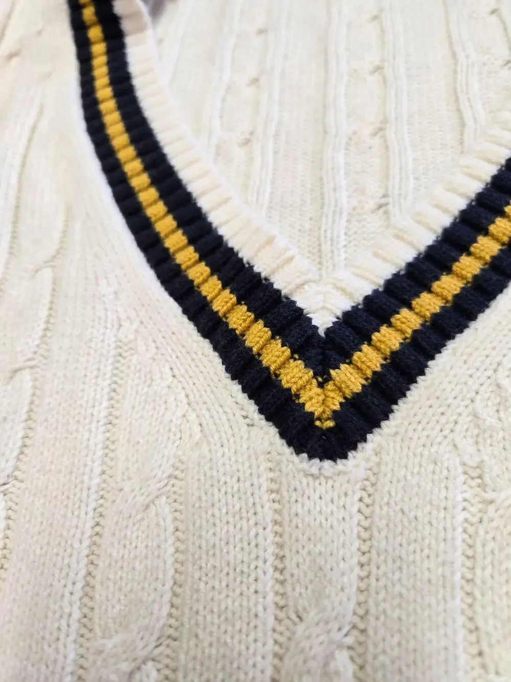 Uniqlo Sweater Vest Mens Large White Cable Knit V Neck Pullover Striped Trim